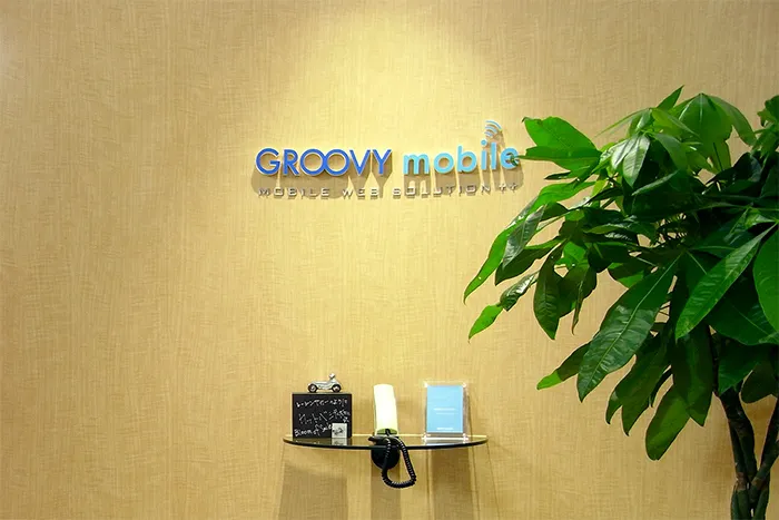 写真 2011年頃社内玄関の会社ロゴ