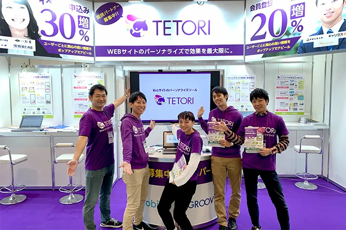 写真 イベント出展した際の様子 社員五名での記念写真