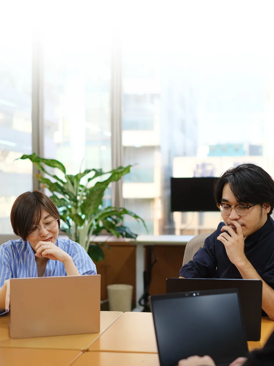 写真　社員二人が相談しながら業務を行う様子