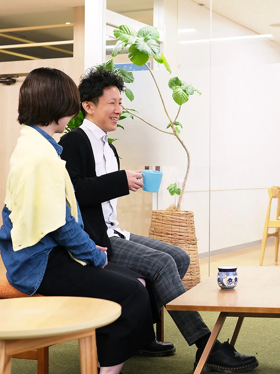 写真　休憩スペースで社員二人が談笑している様子